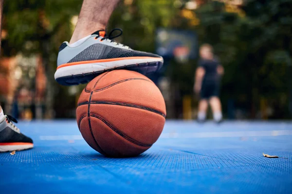 Homem fazendo uma pausa com bola de basquete na quadra urbana da cidade . — Fotografia de Stock