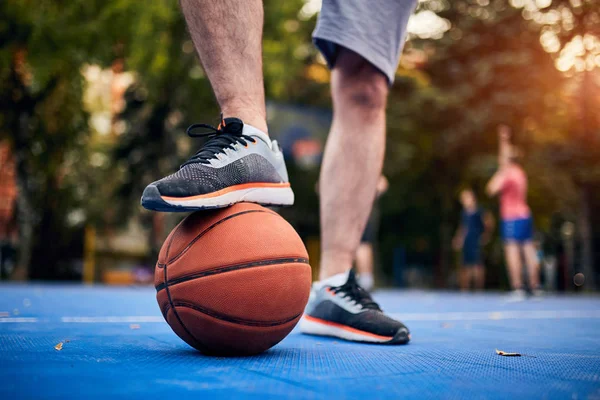 Homem fazendo uma pausa com bola de basquete na quadra urbana da cidade . — Fotografia de Stock