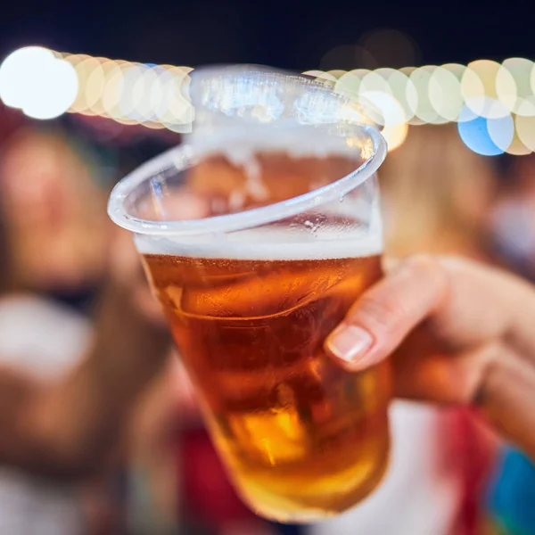 Amici che bevono birra di notte con luci sfocate nel bac — Foto Stock