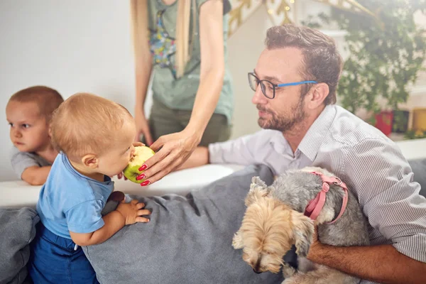 Ebeveynler bebeklerini sağlıklı yeşil elmayla besler..