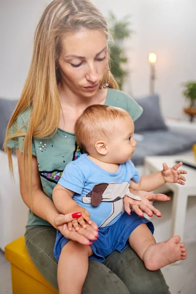 Mãe solteira brincando com seu filho bebê . — Fotografia de Stock