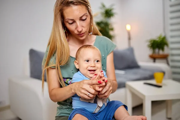 Alleinerziehende Mutter spielt mit ihrem kleinen Sohn. — Stockfoto