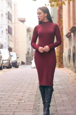 Sokakta yürüyen üzgün genç bir kadın.