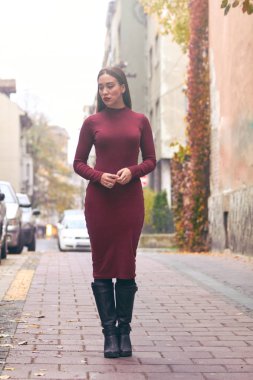 Sokakta yürüyen üzgün genç bir kadın.