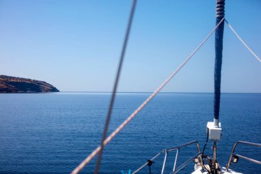 Ön güvertede bir yelkenli ve açık deniz manzarası.