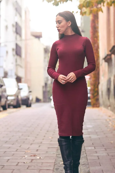 Sad young woman walking down the street. — Stock Photo, Image