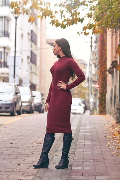 Droevige jonge vrouw loopt door de straat. — Stockfoto