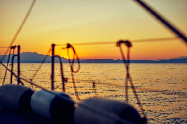 Vista de la cubierta delantera de un velero y mar abierto . — Foto de Stock