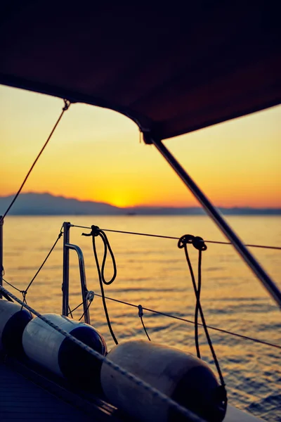 Vista de la cubierta delantera de un velero y mar abierto . — Foto de Stock