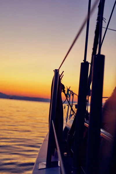 Blick auf das Vorderdeck eines Segelschiffs und das offene Meer. — Stockfoto