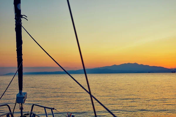 Vista de la cubierta delantera de un velero y mar abierto . — Foto de Stock
