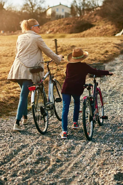 시골에서 자전거를 들고 있는 어머니와 딸. — 스톡 사진