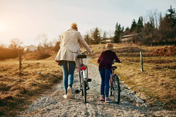 Мати і дочка з велосипедами на сільській місцевості . — стокове фото