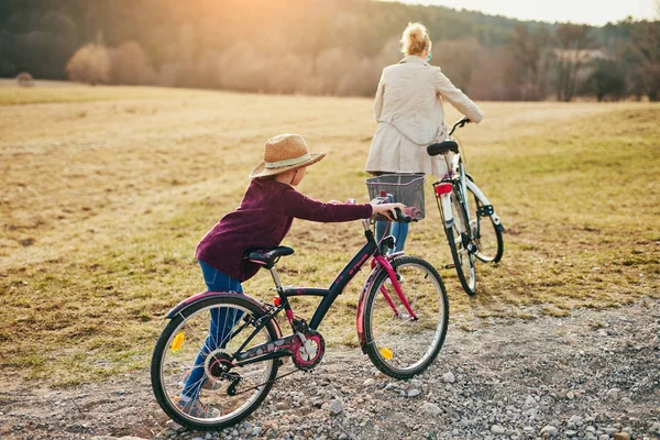 แม่และลูกสาวกับจักรยานในชนบท . — ภาพถ่ายสต็อก