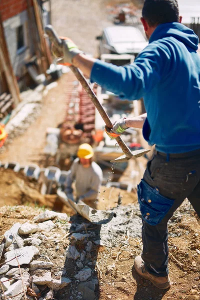 Bygge- og anlægsarbejder på en tung byggeplads udfører hårdt arbejde . - Stock-foto