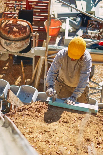 Εργάτης κατασκευών σε ένα βαρύ site κάνει σκληρή δουλειά. — Φωτογραφία Αρχείου