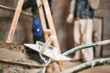 Gerçek inşaat işçisi yeni evin içinde bir duvar yapma.