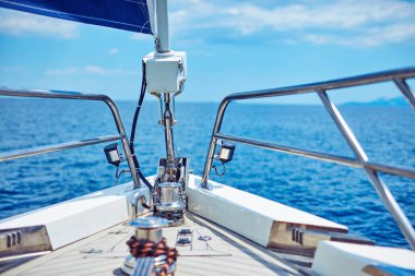 Ön güvertede bir yelkenli ve açık deniz manzarası.