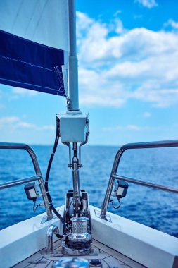 Ön güvertede bir yelkenli ve açık deniz manzarası.