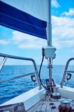 Ön güvertede bir yelkenli ve açık deniz manzarası.