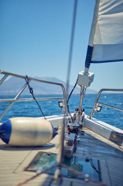 Ön güvertede bir yelkenli ve açık deniz manzarası.