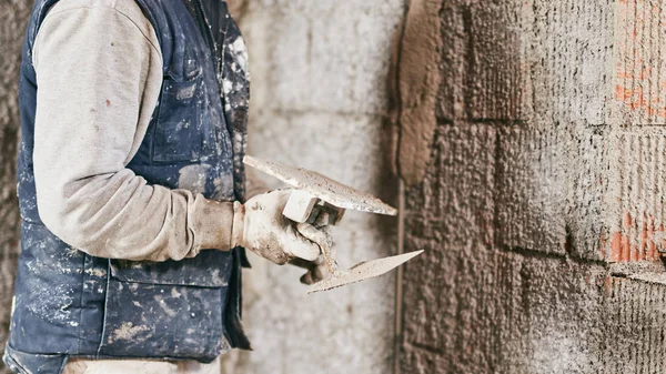 Lucrător real în construcții care face un zid în interiorul noii case . — Fotografie, imagine de stoc