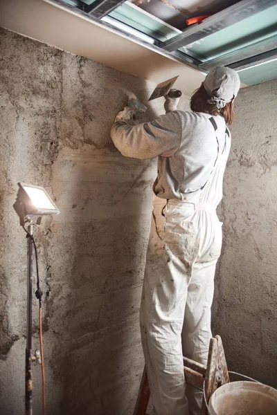 Travailleur de la construction plâtre murs de gypse à l'intérieur de la maison . — Photo