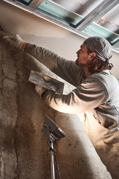 Travailleur de la construction plâtre murs de gypse à l'intérieur de la maison . — Photo