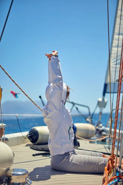 帆船で楽しむ若い女性. — ストック写真