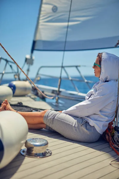 Junge Frau genießt auf einem Segelboot. — Stockfoto