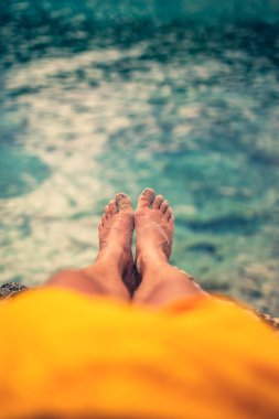 Yalan ve tropikal bir kumsalda zevk adam.