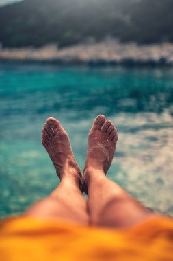 Yalan ve tropikal bir kumsalda zevk adam.