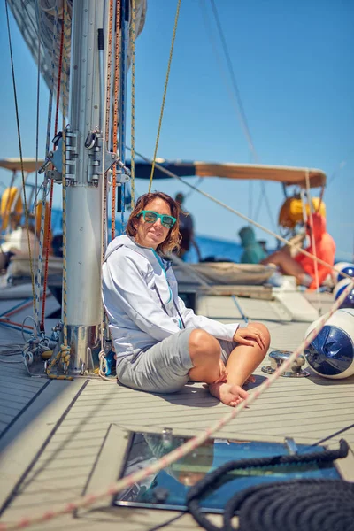Mujer joven disfrutando en un velero . — Foto de Stock