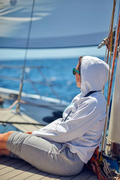 帆船で楽しむ若い女性. — ストック写真