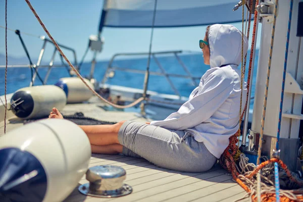 Junge Frau genießt auf einem Segelboot. — Stockfoto