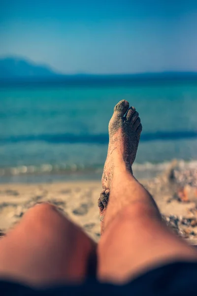 Człowiek leżący i cieszyć się przy tropikalnej, piaszczystej plaży. — Zdjęcie stockowe