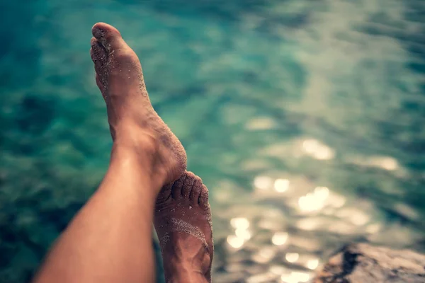 Man liggen en genieten op tropisch strand. — Stockfoto