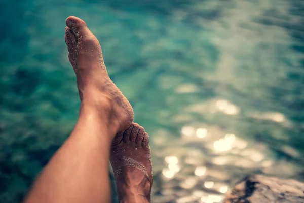 Hombre acostado y disfrutando en una playa tropical de arena . — Foto de Stock