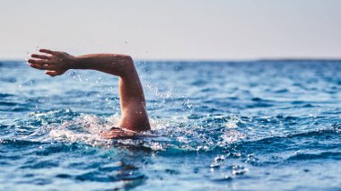 Açık deniz / okyanusta yüzme eğitimi.
