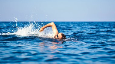 Açık deniz / okyanusta yüzme eğitimi.