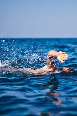 Açık deniz / okyanusta yüzme eğitimi.
