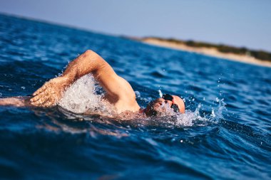 Açık deniz / okyanusta yüzme eğitimi.