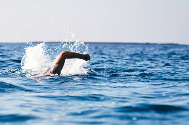 Açık deniz / okyanusta yüzme eğitimi.