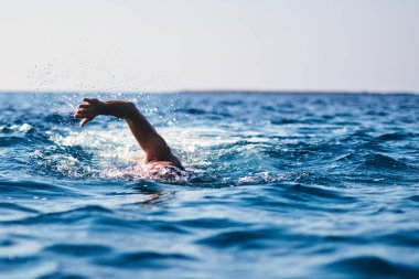 Açık deniz / okyanusta yüzme eğitimi.