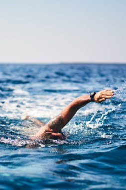 Açık deniz / okyanusta yüzme eğitimi.