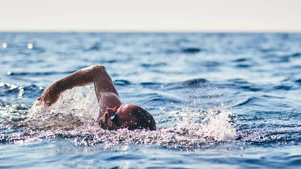 Zwemmerstraining op volle zee / oceaan. — Stockfoto