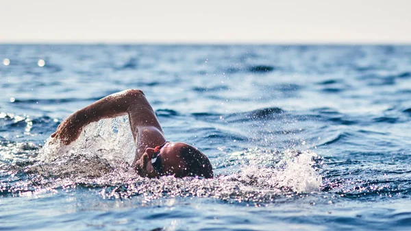 Schwimmtraining auf dem offenen Meer / Ozean. — Stockfoto