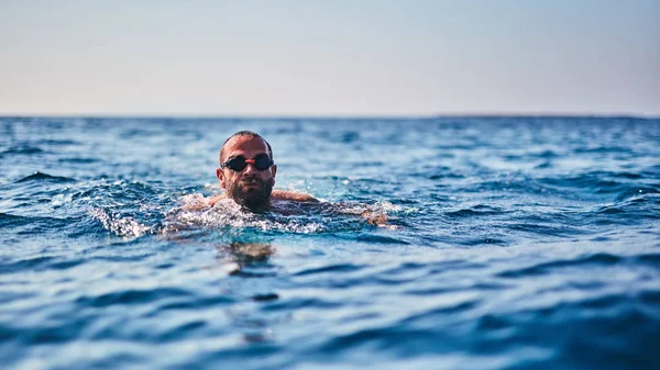 Formation de nageur en haute mer / océan . — Photo