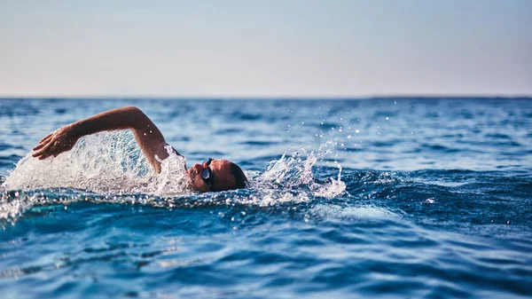 Treino de natação em mar aberto / oceano . — Fotografia de Stock