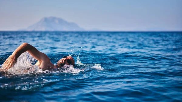 Treino de natação em mar aberto / oceano . — Fotografia de Stock